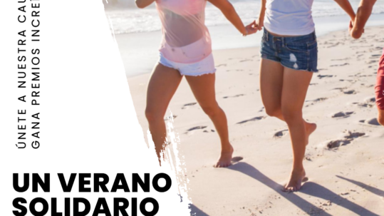 Dos chicas y un chico jóvenes, cogidos de la mano, paseando por la playa.