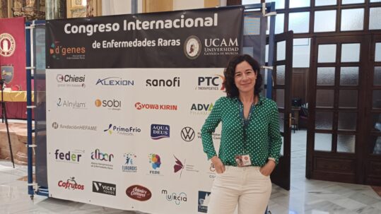 Una foto de Encarna en el congreso de enfermedades raras de Murcia